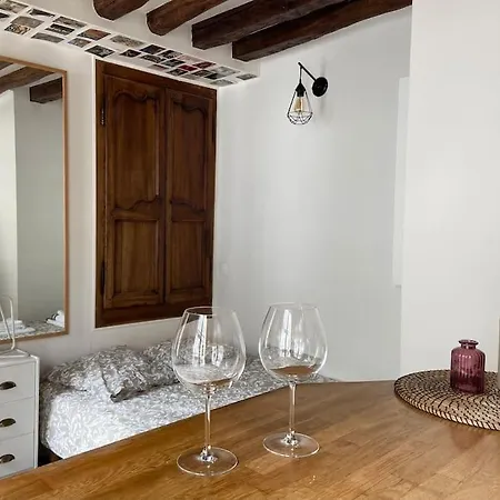 Emily In Cosy Appartement Parijs